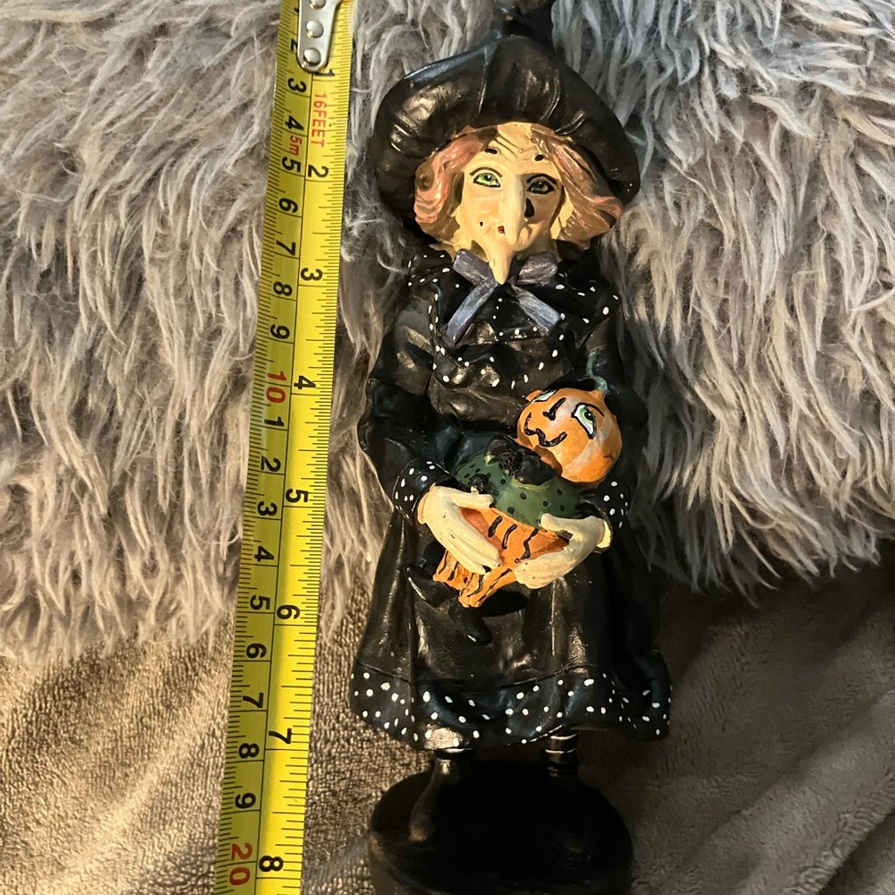 halloween witch figurine 9 Inches Holding Creepy Pumpkin Resin - Picture 3 of 5